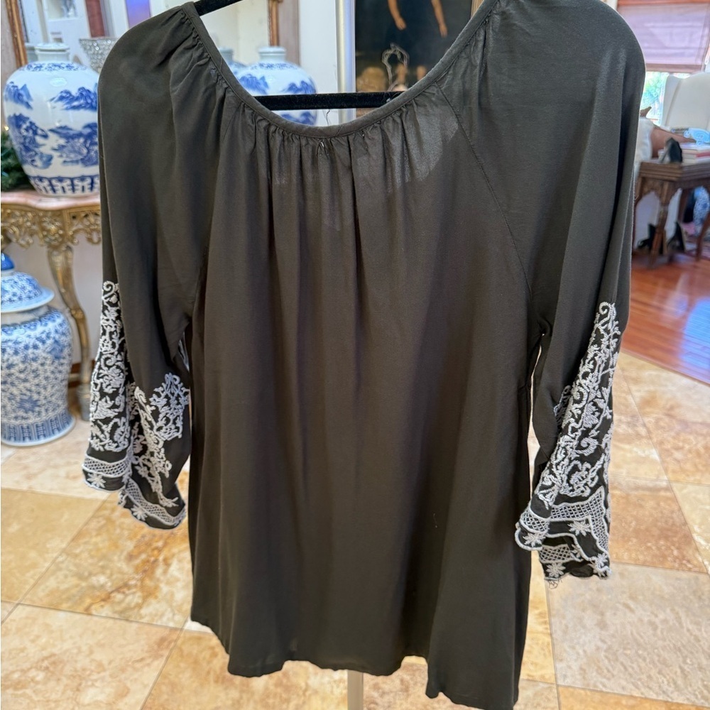 Chic Black Blouse with White Embroidery - Picture 3 of 6